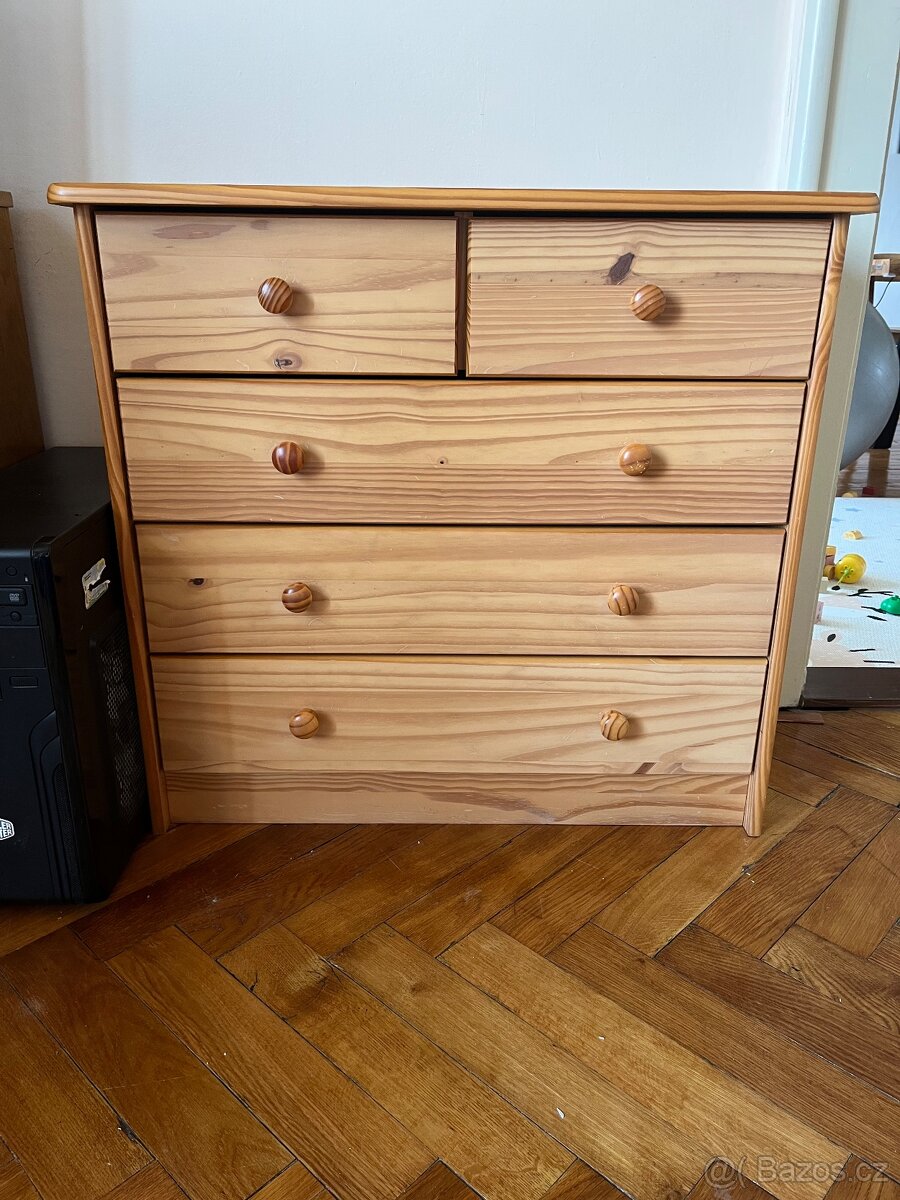 Dřevěná komoda se šuplíky