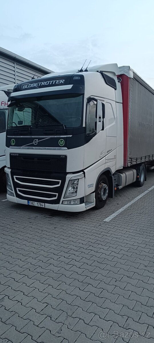 Tahač Volvo a náves Vanhool