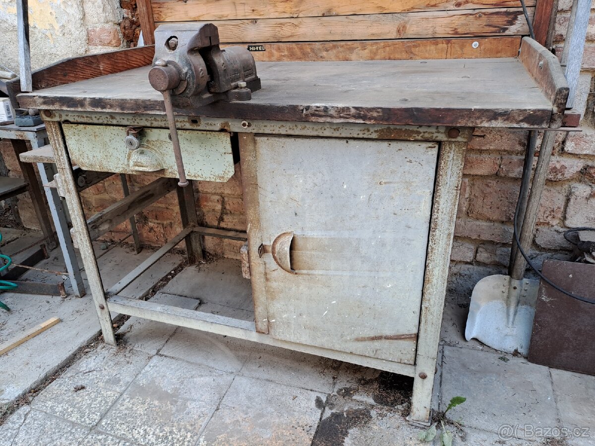 Masivní ponk z fabriky