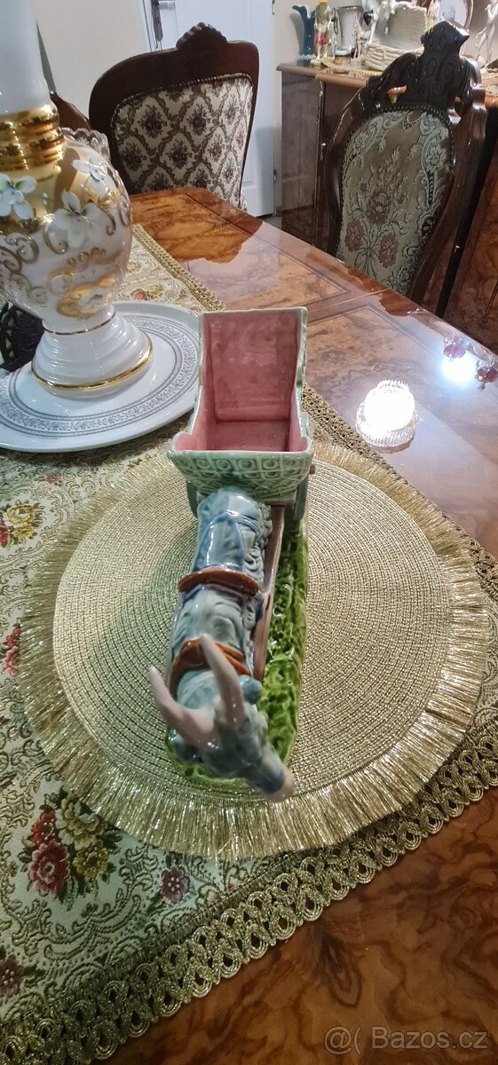 Cap zapriahnutý v koči. Royal Dux.