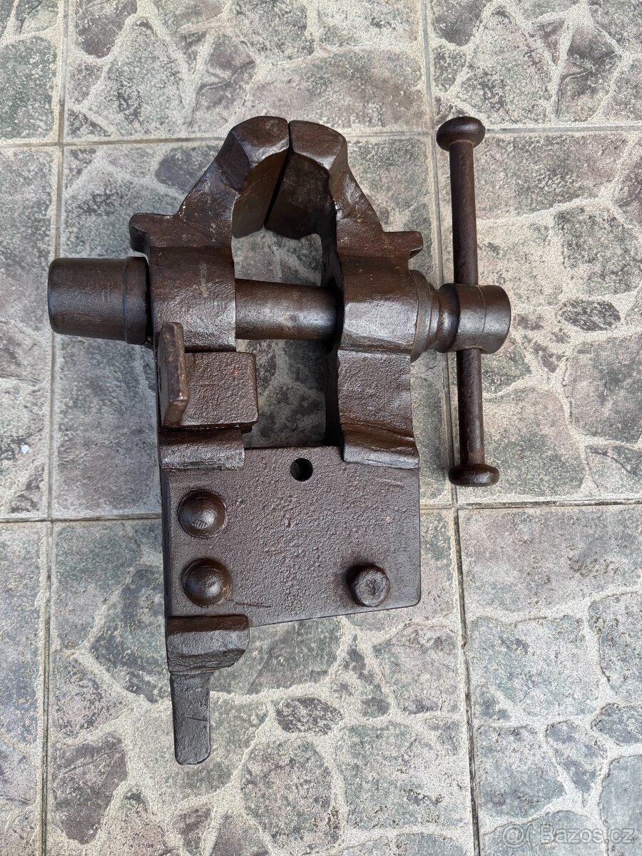 Starý kovářský svěrák - velký