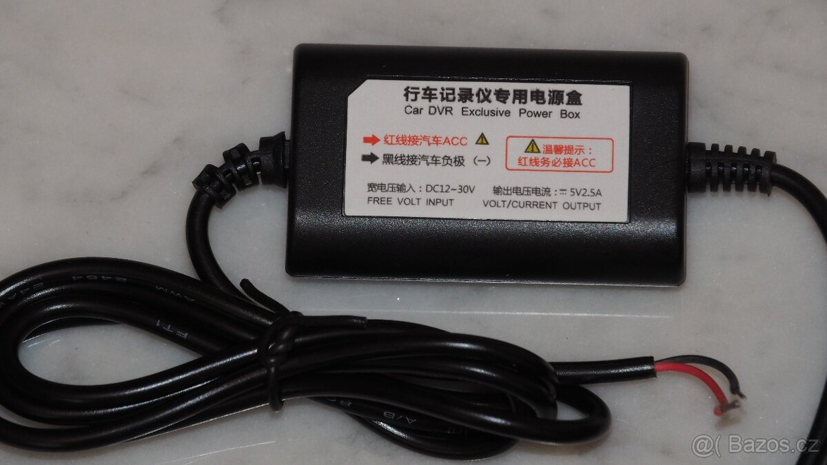 Napájecí adapter pro autokameru DVR.
