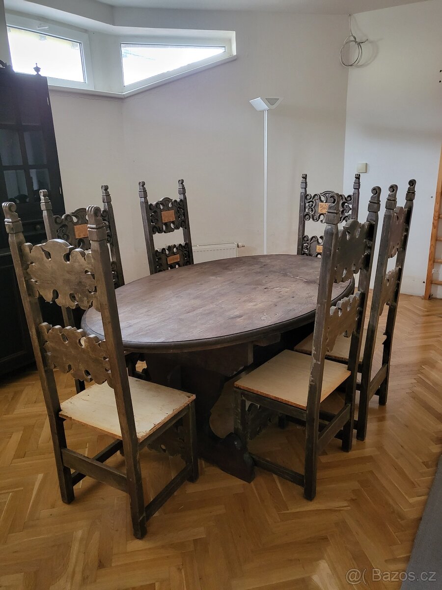 vyřezávané dřevěné židle ruční práce včetně stolu a komody