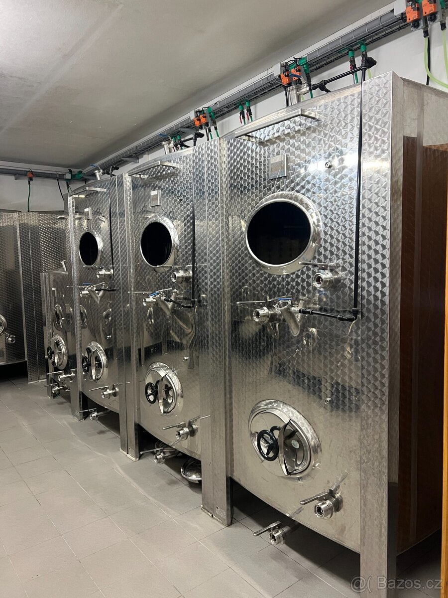 NEREZOVÁ NÁDRŽ DĚLENÁ 1200+1200L S CHLAZENÍM