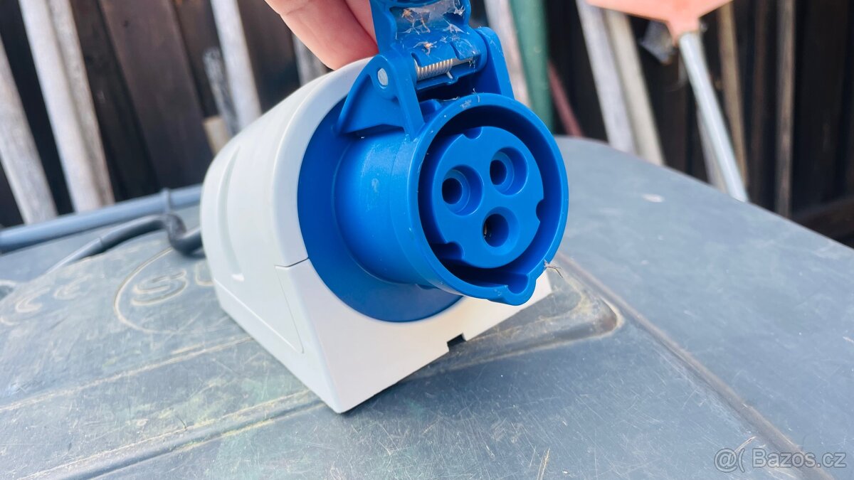 Zásuvka nástěnná 3-pólová, 16A / 230V, 6h, IP44