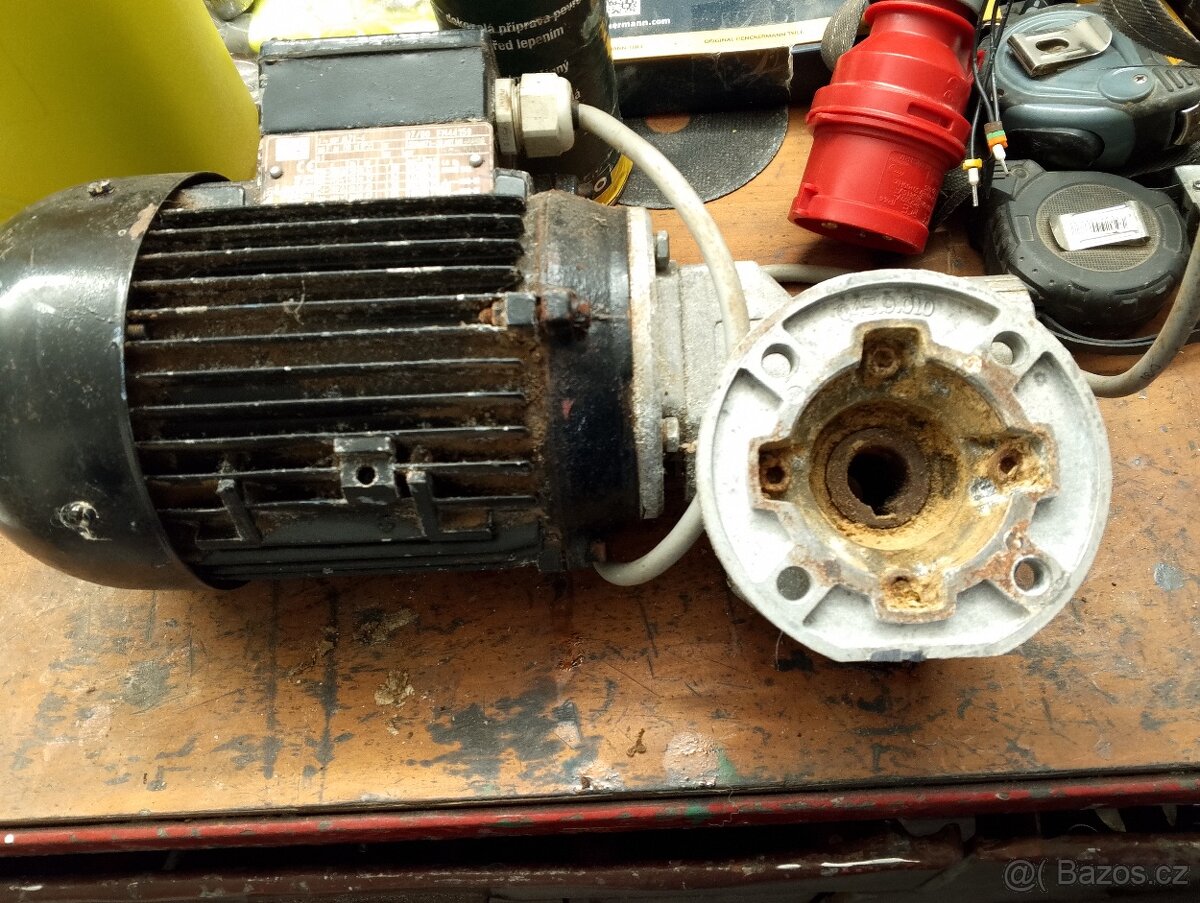 Prodám elektromotor s převodovkou