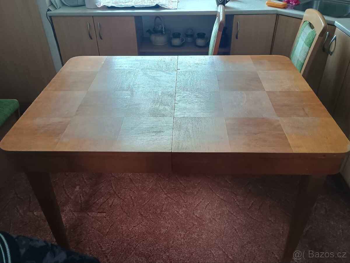 Jídelní stůl