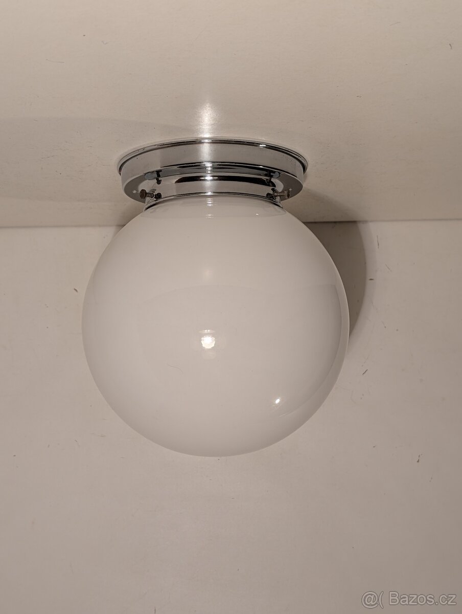 Art Deco lustr z niklované mosazi, bílé opálové stínidlo