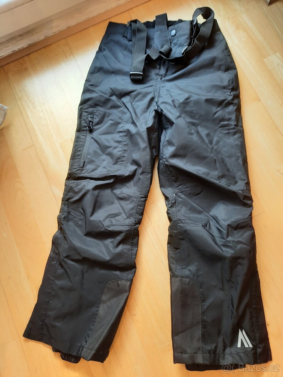 Černé lyžařské kalhoty vel. 134-140