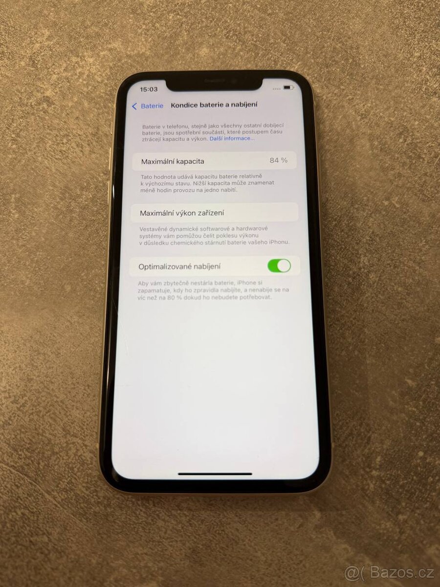 iPhone 11 64 GB v bílé barvě. Stav baterie 84 %.