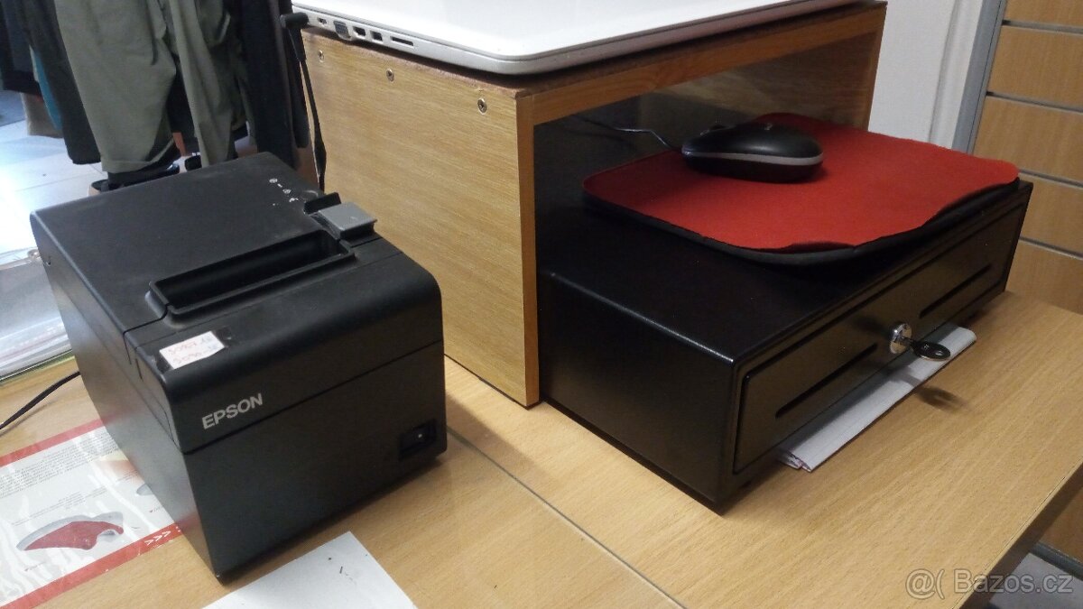Tiskárna a šuplík.