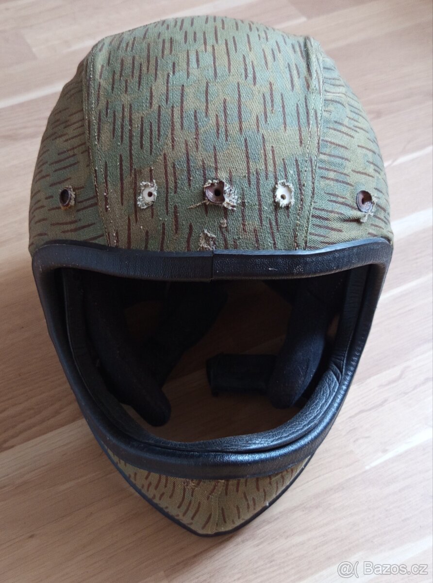 Stará helma na motorku