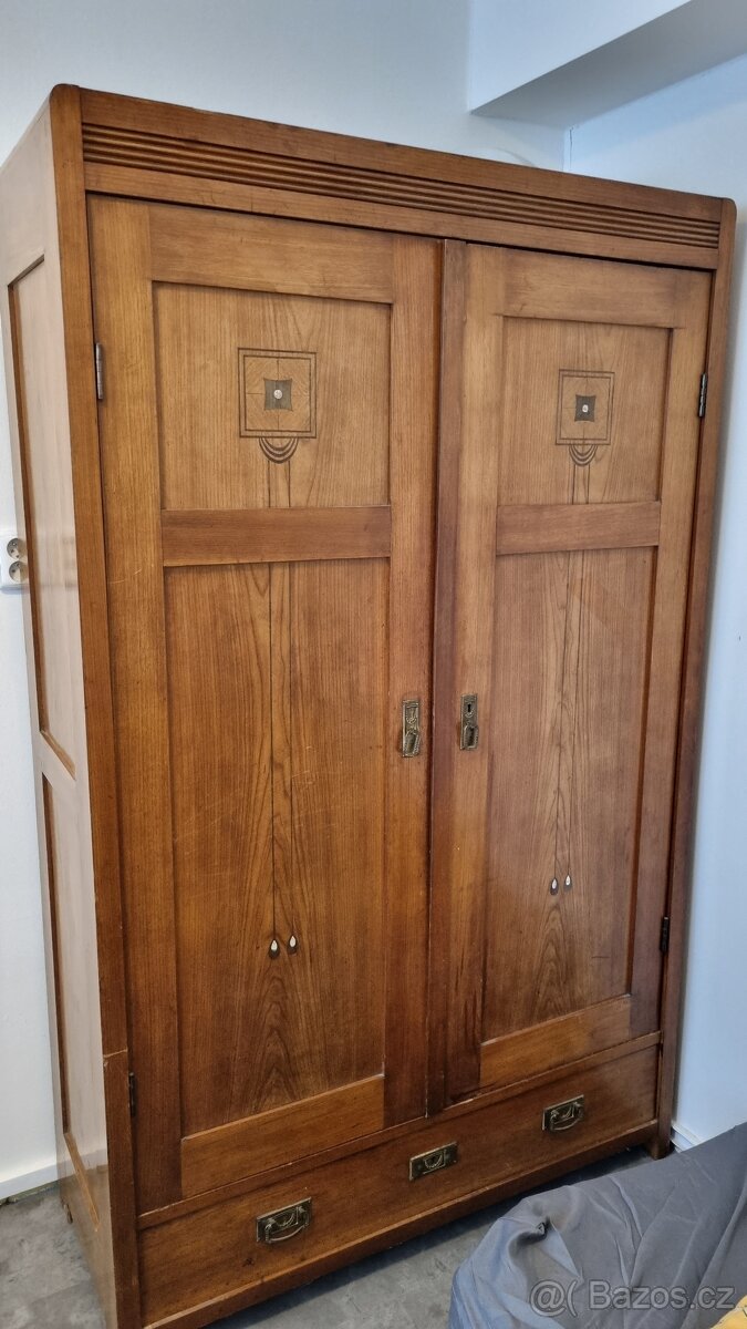 Dřevěná vykládání skříň