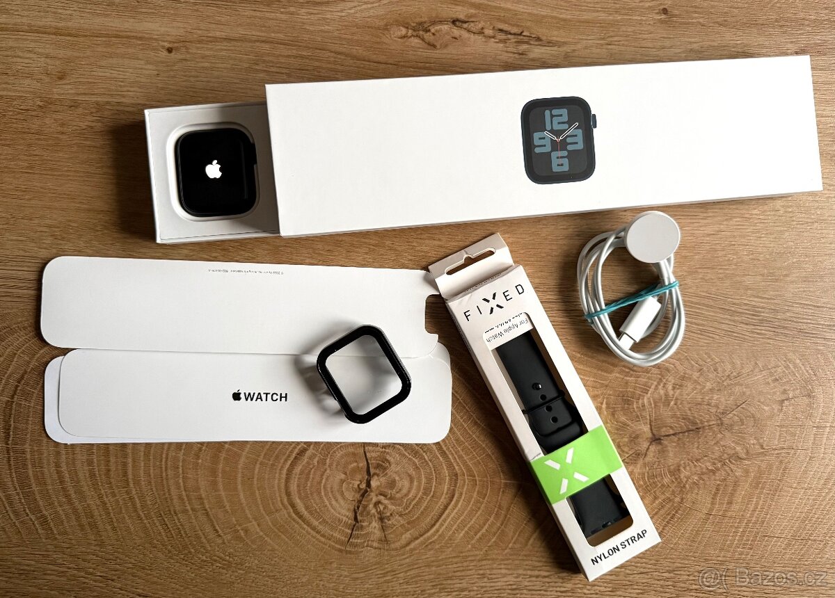 Apple Watch SE 2, 44mm černé