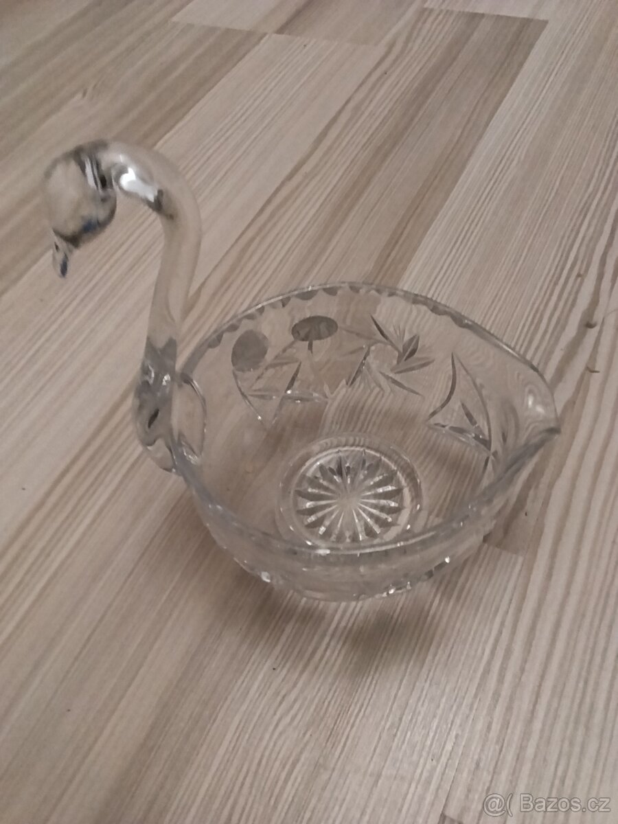 Skleněná broušená miska labuť