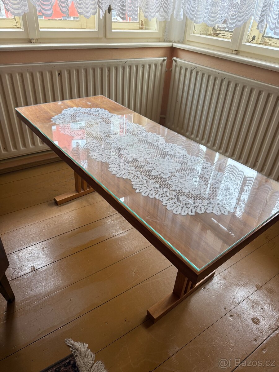 Konferenční stolek