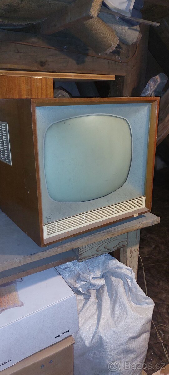Retro televize (černobílá, dřevěná)