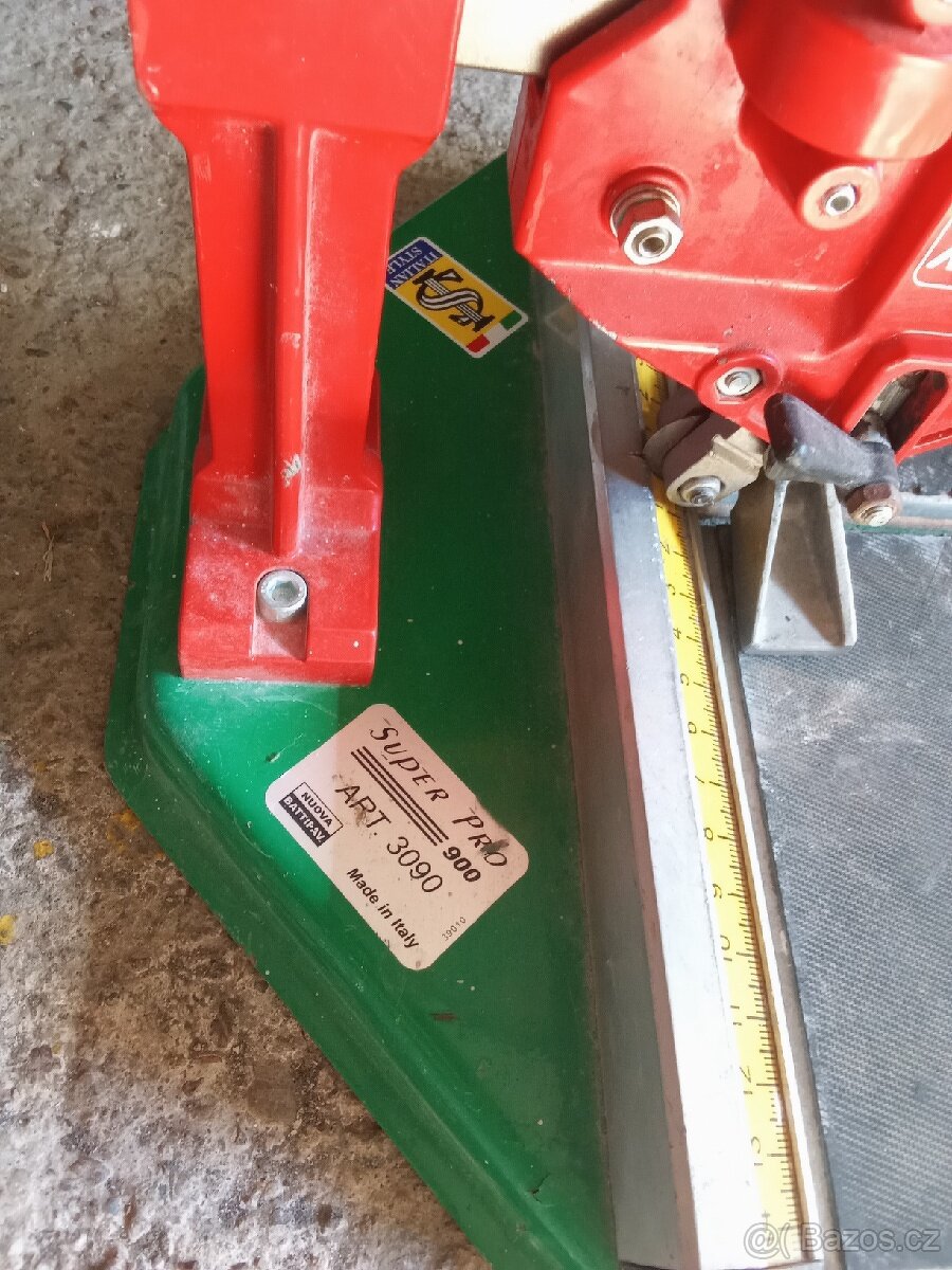 Řezačka obkladů a dlažby