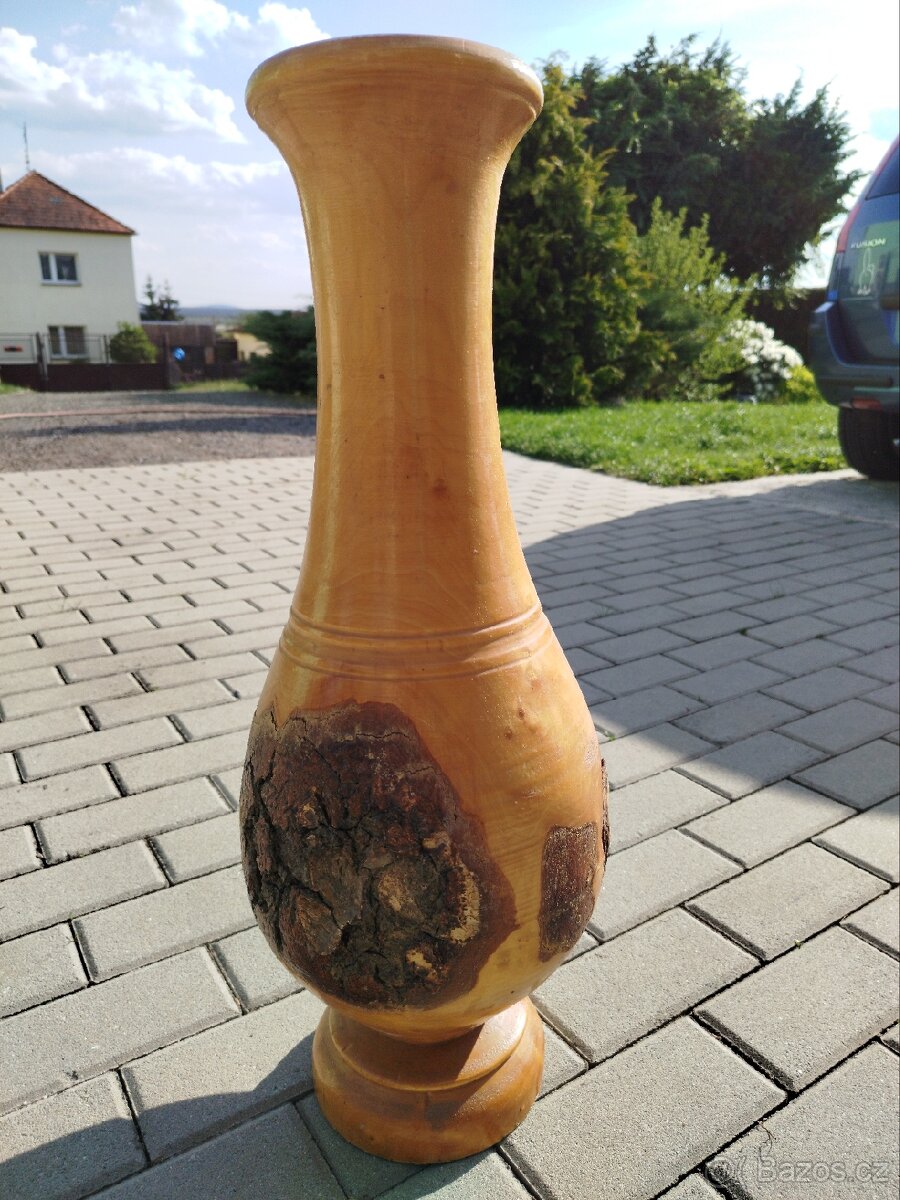 Dřevěná váza