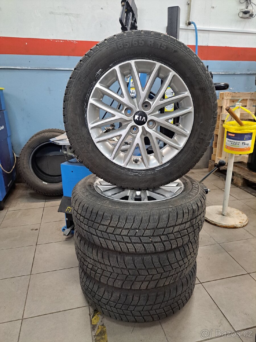 Kia Rio sada ALU a zimní pneu Barum 185/65/15