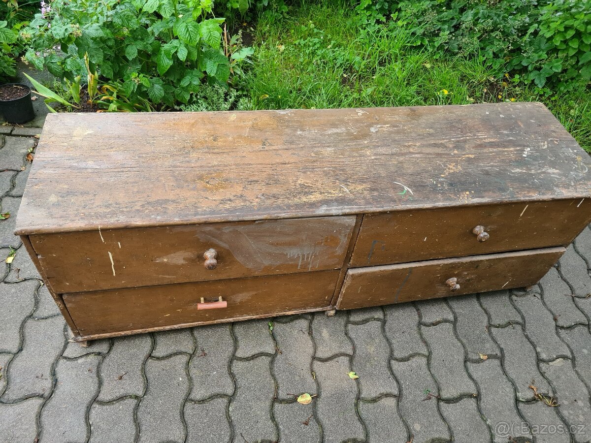 Stará komoda, moučnice