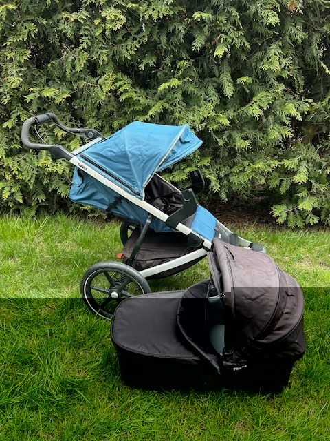 Kočárek Thule Urban Glide 2 Majolica Blue s korbičkou.