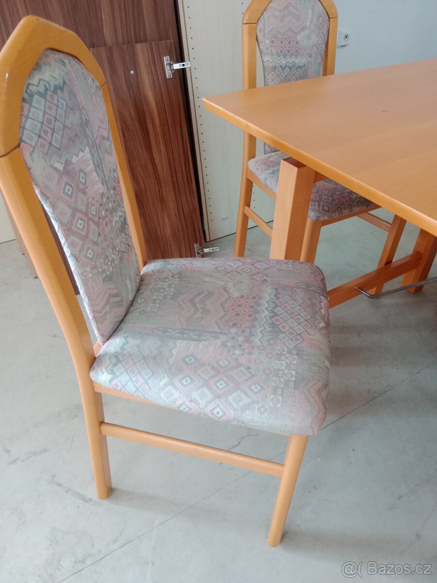 Masivní stůl a židle