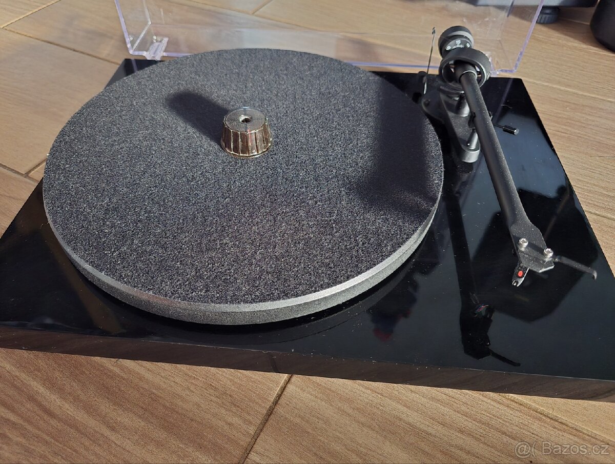 Gramofon Debut RecordMaster II Piano + OM5e