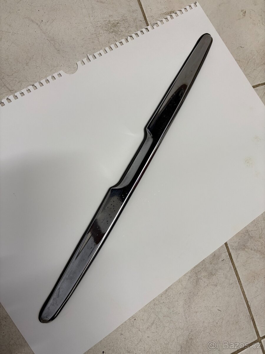 Mercedes  - madlo kufrového víka