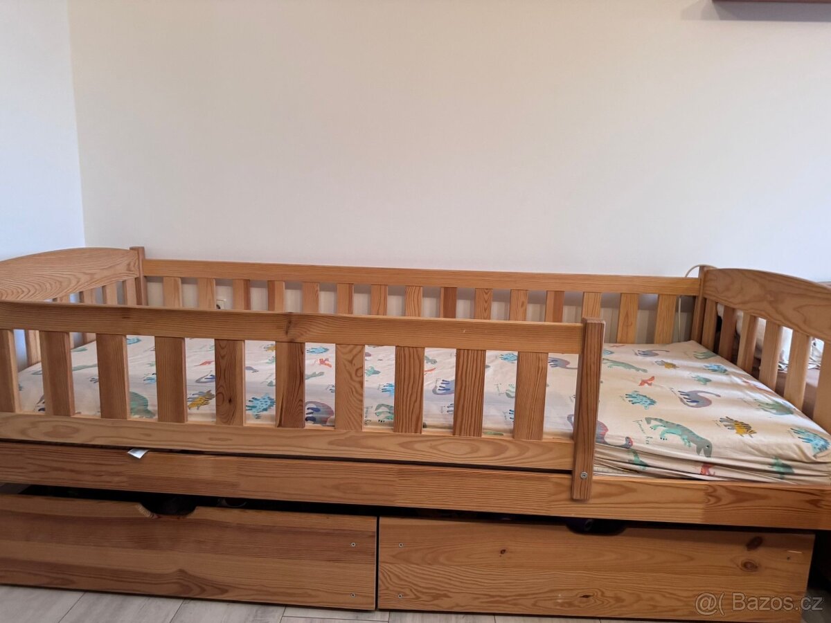 Dětská postel z masivu včetně šuplíků na hračky atd
