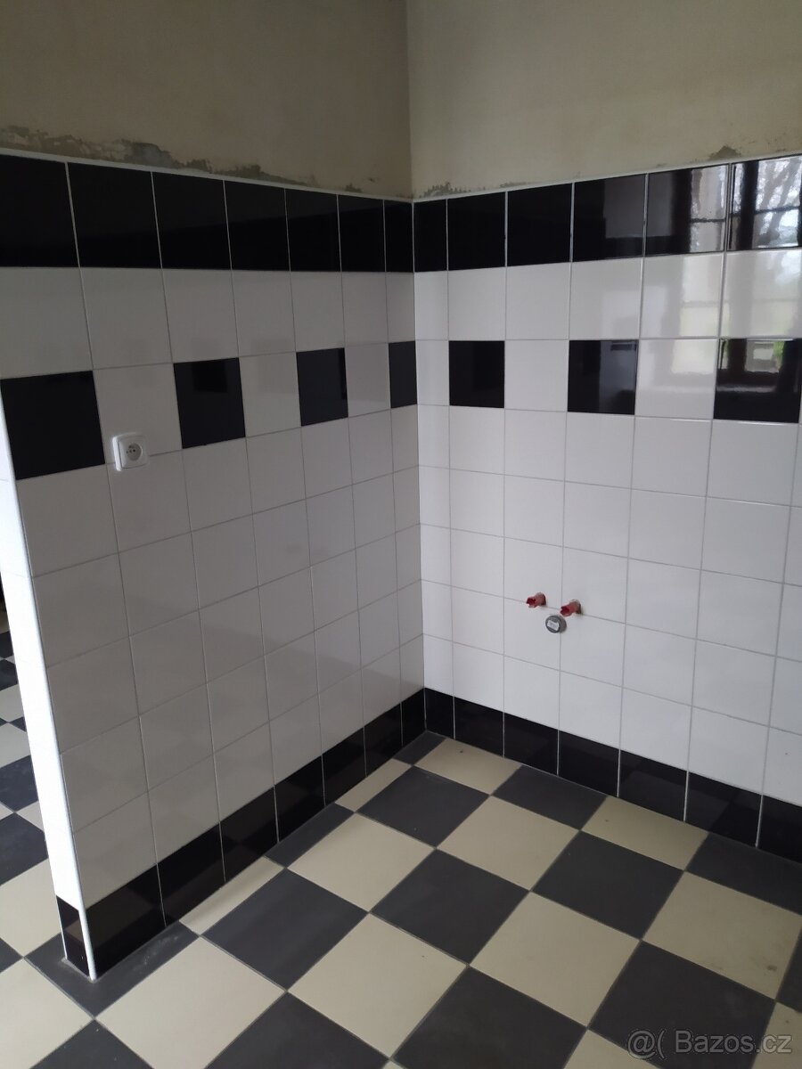 Prodám obklady na zeď, černé, lesklé, rozměr 20x20 cm, cena