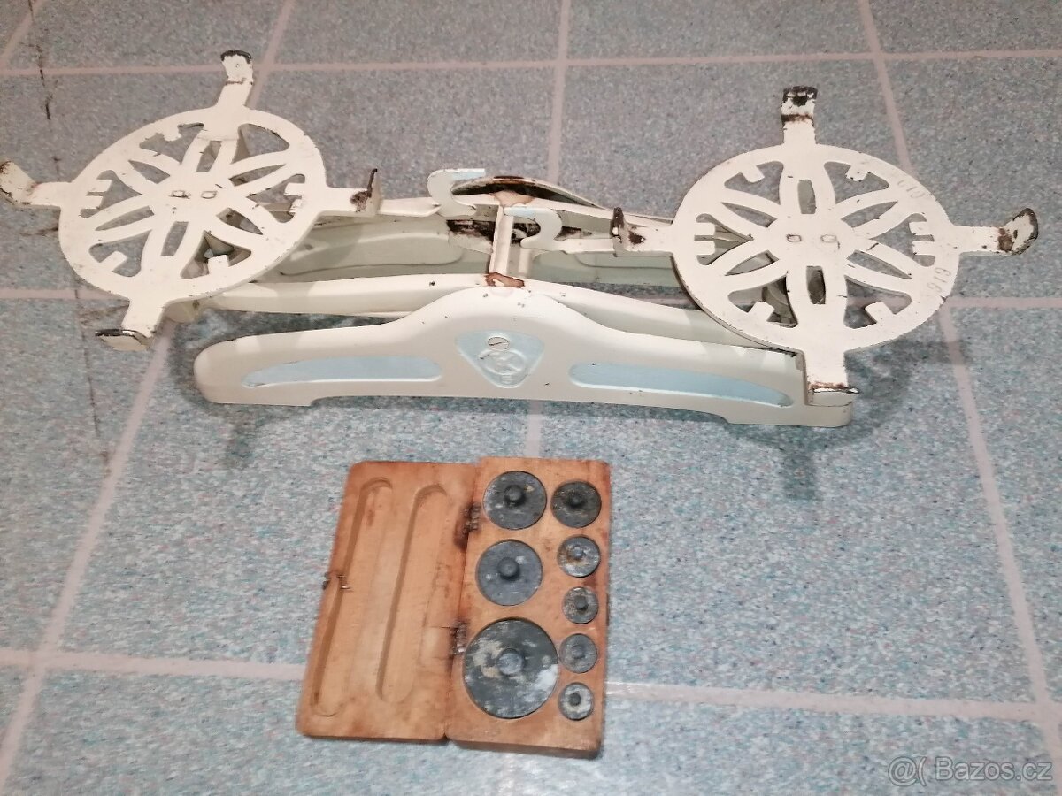 Starožitná kuchyňská váha + kompletní sada závaží