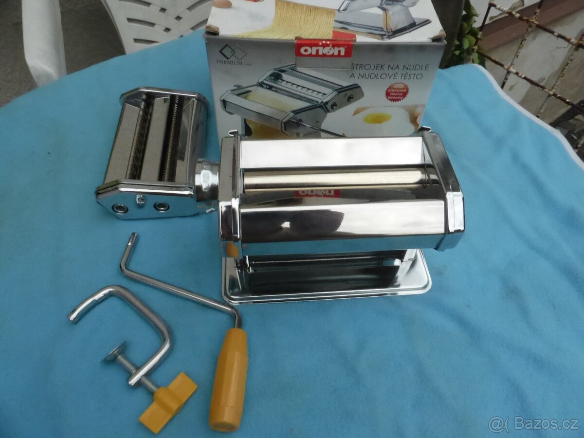 Strojek na výrobu nudlí a těsta