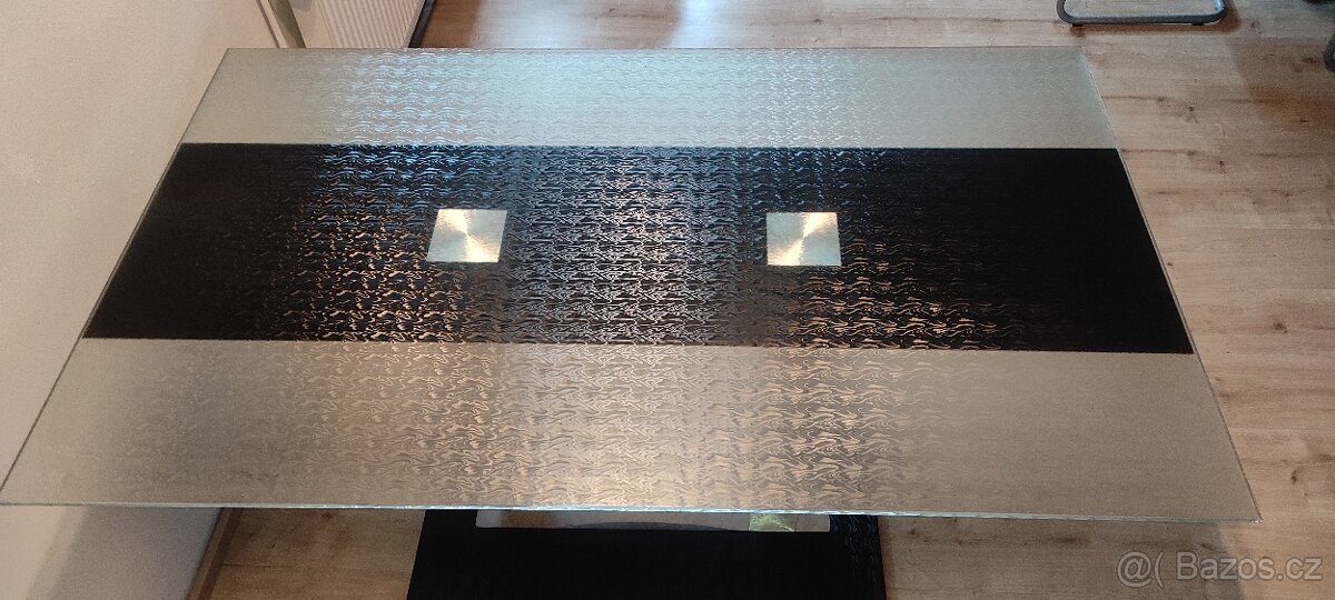 Luxusní jídelní stůl