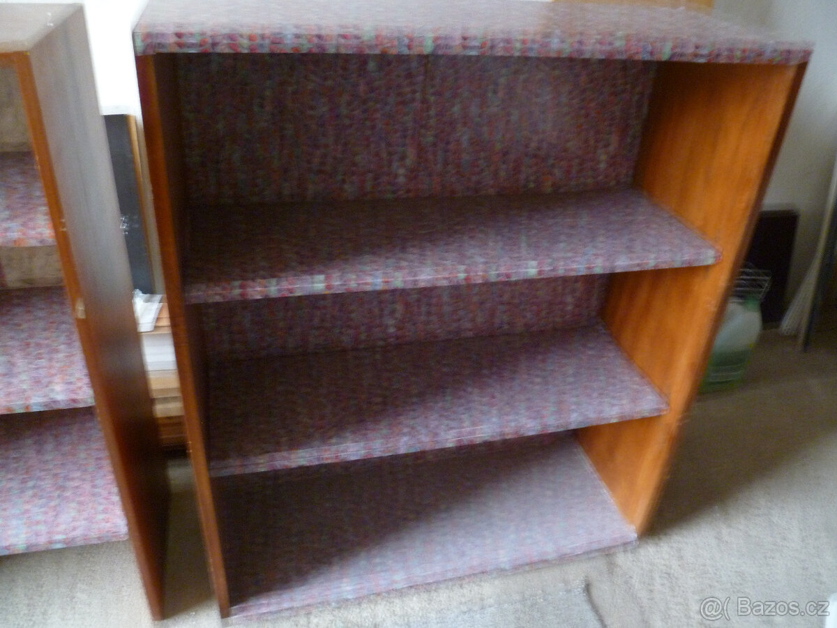 Dřevěný policový regál