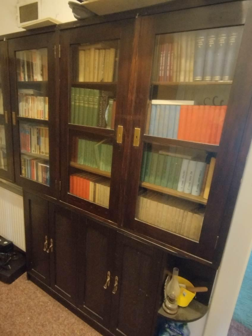 Masivní knihovna, vitrína