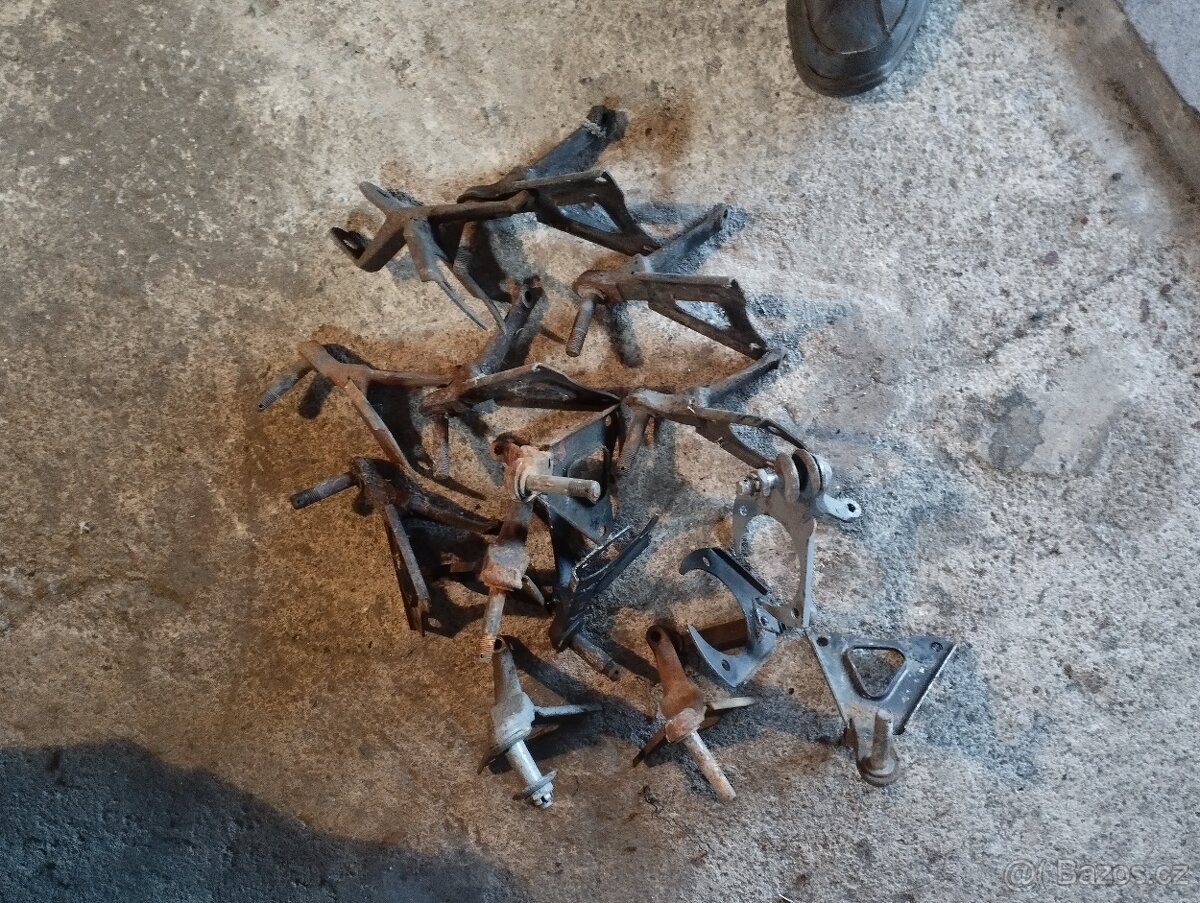 Držáky tlumiče na Tatra 603