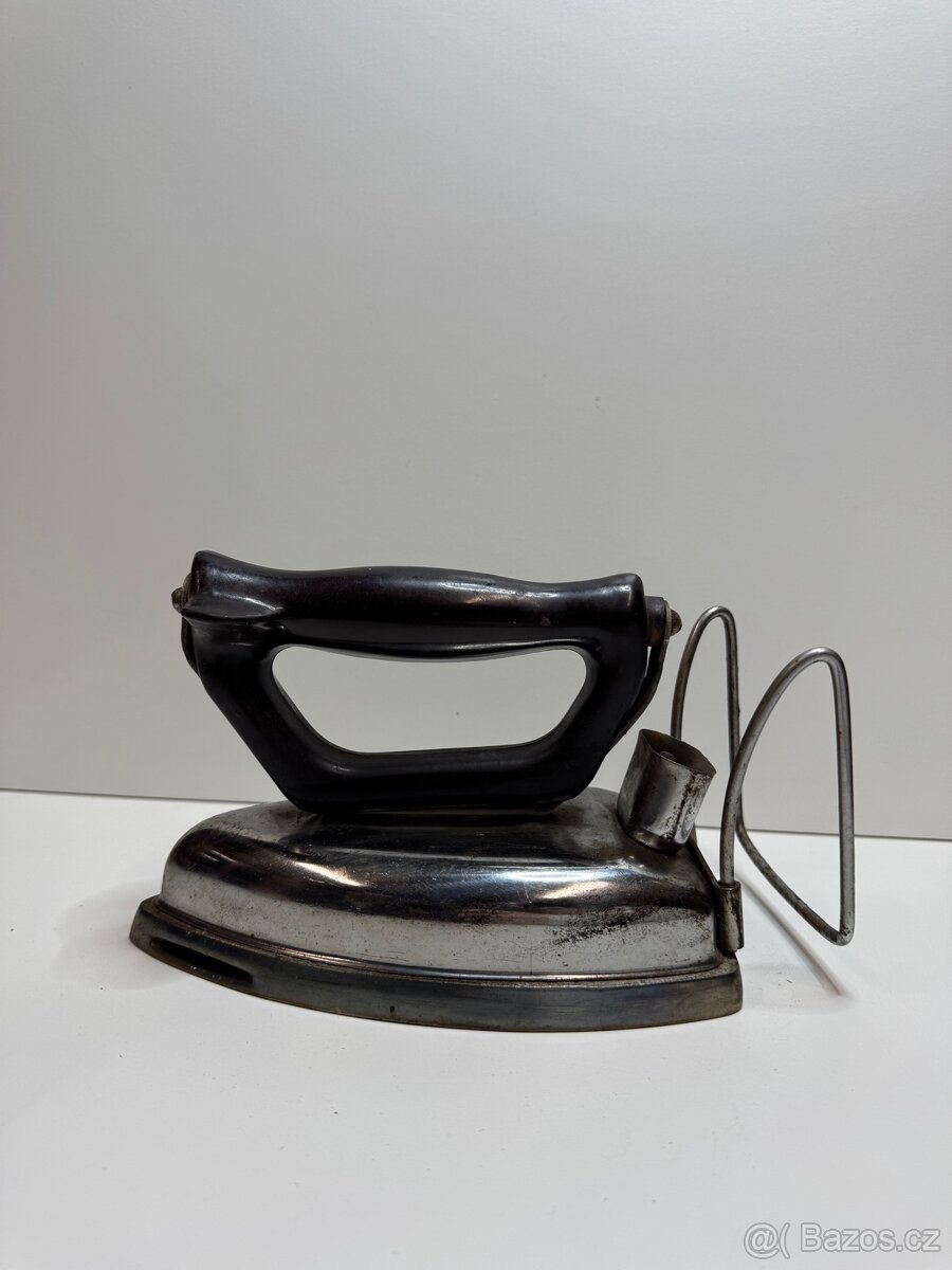 Starožitná elektrická žehlička s kovovým stojánkem