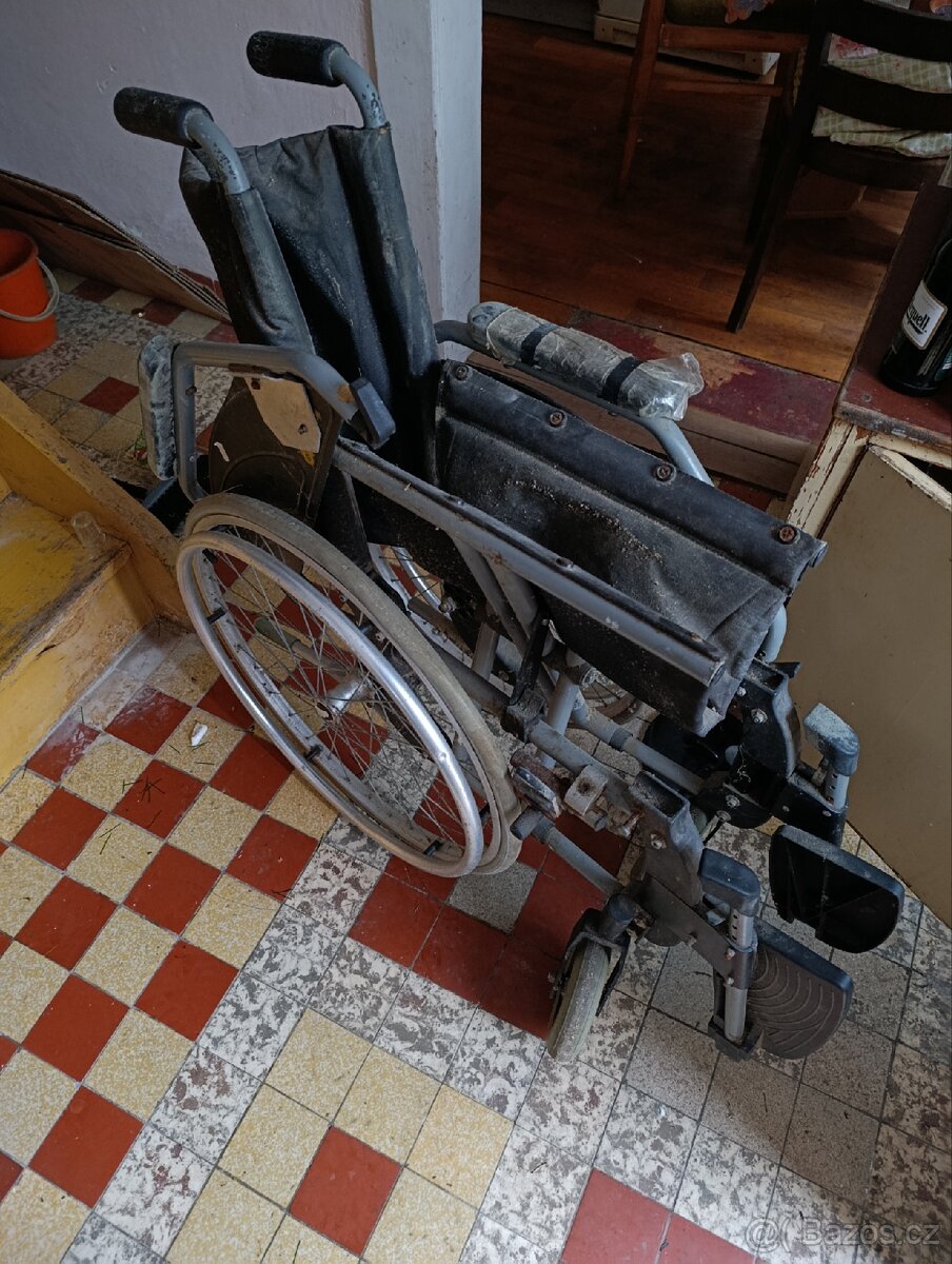 Invalidní vozík skládací