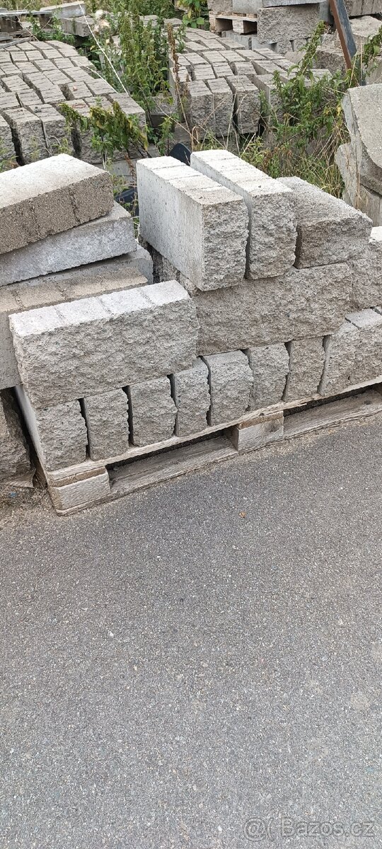 Betonový blok štípaný