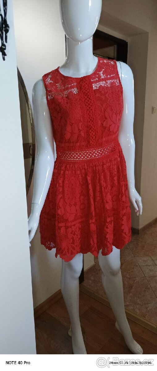Červené krajkové šaty vel S až M
