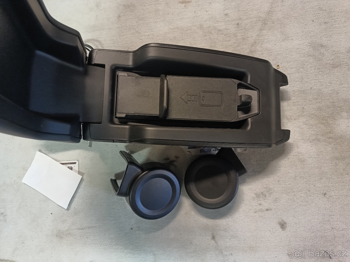 Loketní opěrka BMW i3 s bezdrátovým nabíjením