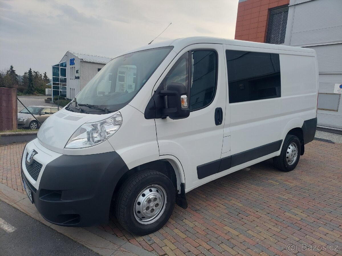 Peugeot Boxer 2.2hdi 96kw 6míst,aut.AC, tažné 2.5t rok 2014