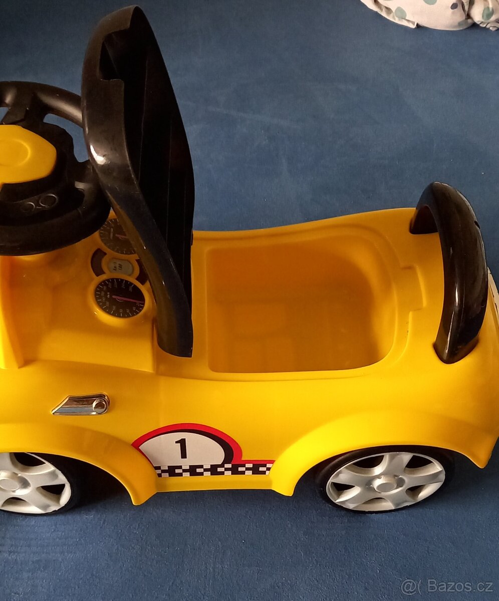 Odrážedlo žluté auto