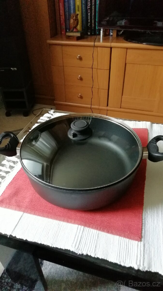 pánev se skleněnou poklicí