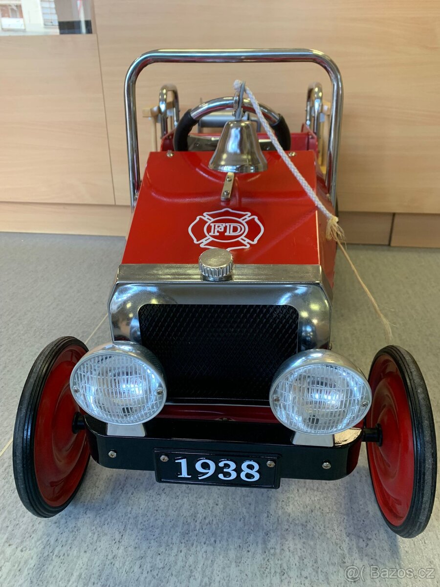 Dětské šlapací auto - hasičský vůz (Goki)