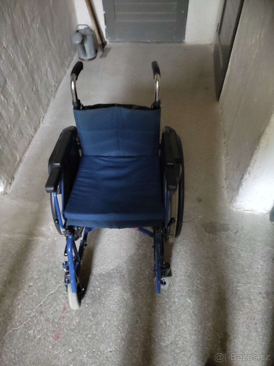 Skládací invalidní vozík