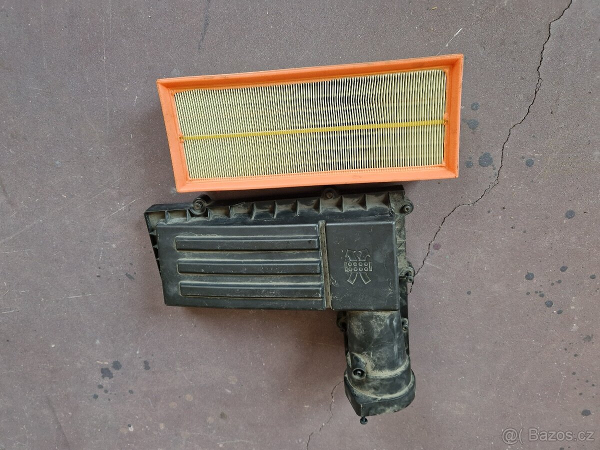 Passat B7 horní část filtr boxu, spodní část výztuhy