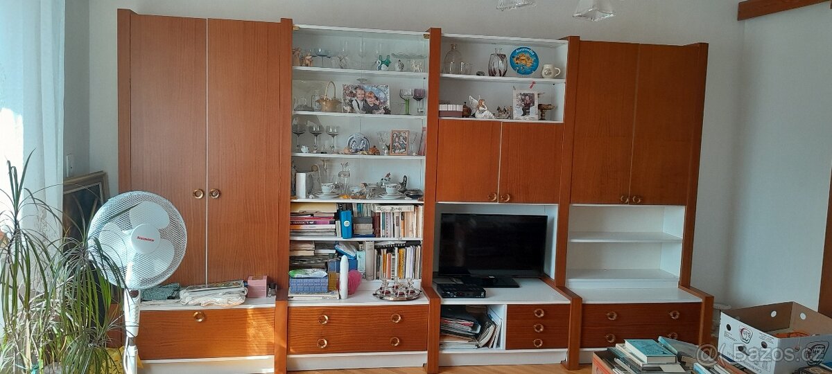 Starší obývací stěna v pěkném stavu