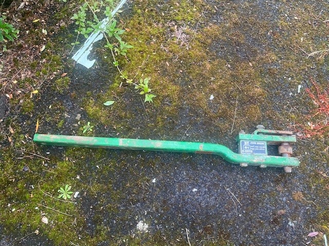 Prodám spodní úchyt JD